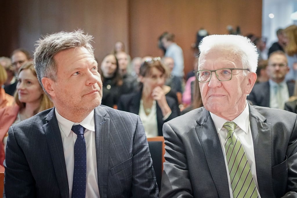 Baden-Württembergs Ministerpräsident Winfried Kretschmann (r) setzt für die Bundestagswahl auf Vize-Kanzler Robert Habeck als Spitzenkandidat (Archivbild).