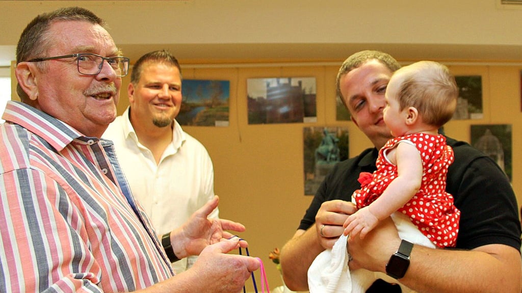 Claus Lehmann (links) und Frank Nase haben während vieler Babybegrüßungen die jüngsten Einwohner mit Sachgeschenken bedacht. Ab Sommer bekommen Neugeborene ein Begrüßungsgeld von 500 Euro.