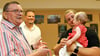Claus Lehmann (links) und Frank Nase haben während vieler Babybegrüßungen  die jüngsten Einwohner mit Sachgeschenken bedacht. Ab  Sommer bekommen Neugeborene ein Begrüßungsgeld von 500 Euro.