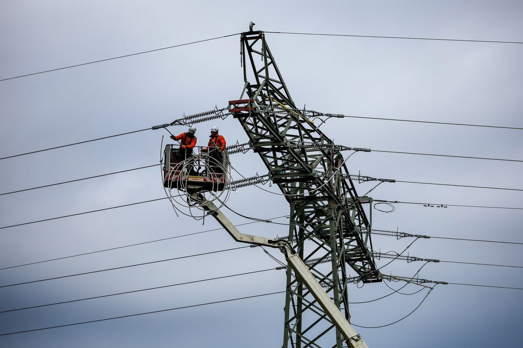 Monteure erneuern eine 110 KV Hochspannungsleitung des Stromnetzbetreibers Mitnetz.