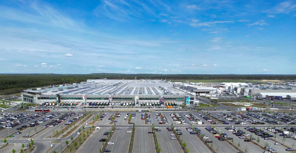 Der Parkplatz vor dem Haupteingang zum Tesla-Werk.