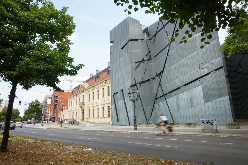 Blick auf das von Architekt Daniel Libeskind entworfene Gebäude des Jüdischen Museums.