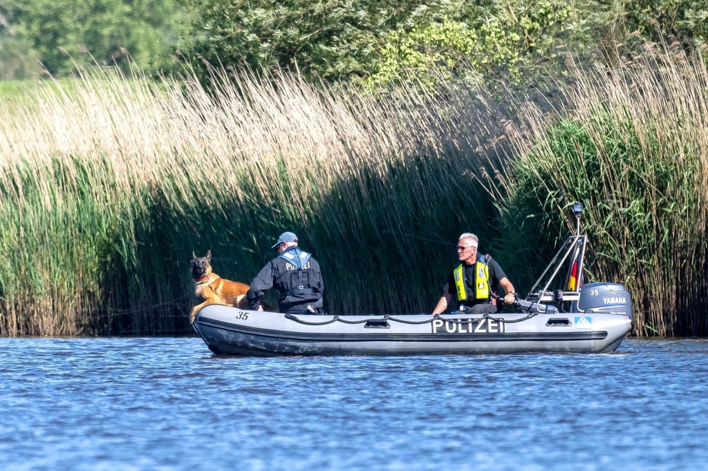 Einsatzkräfte der Polizei fahren bei der Suche nach dem vermissten Arian mit Spürhunden über die Oste.