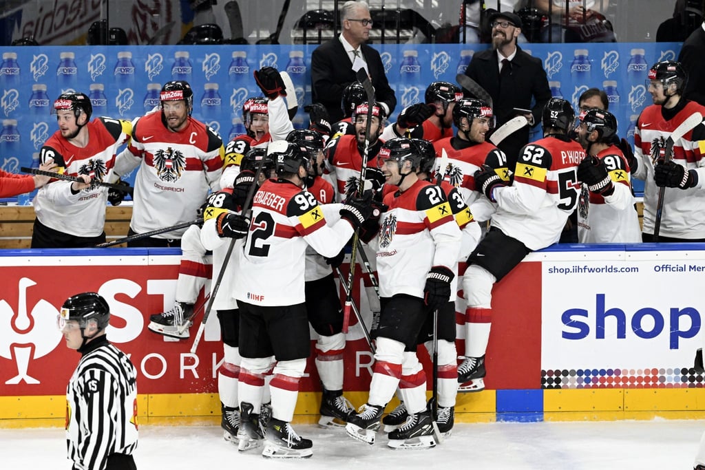Dies Österreicher feiern ihren Last-Minute-Sieg gegen Finnland.