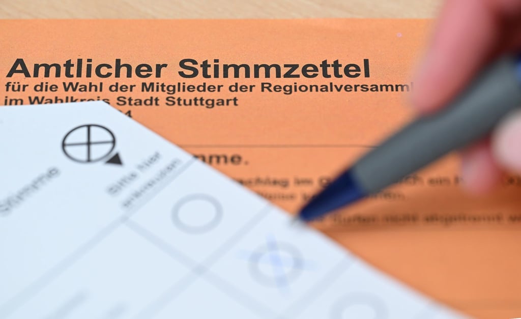 Ein Wahlzettel für die Wahl zum Europaparlament liegt auf einem Tisch.
