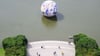 Das Kunstwerk „Floating Earth“ des Künstlers Luke Jerram schwimmt auf dem Maschteich.