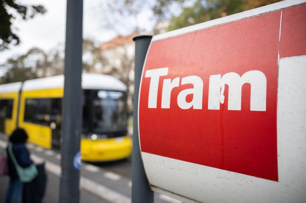 Eine Tram der BVG fährt in eine Tram-Haltestelle ein.