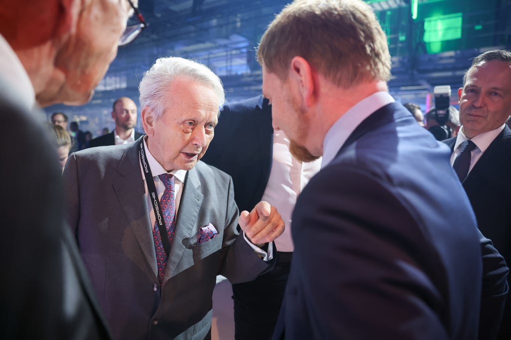 Porsche Aufsichtsratschef Wolfgang Porsche (links) sprach in Leipzig mit Sachsens Ministerpräsidenten Michael Kretschmer