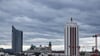 Dunkle Wolken ziehen über die Leipziger Innenstadt.