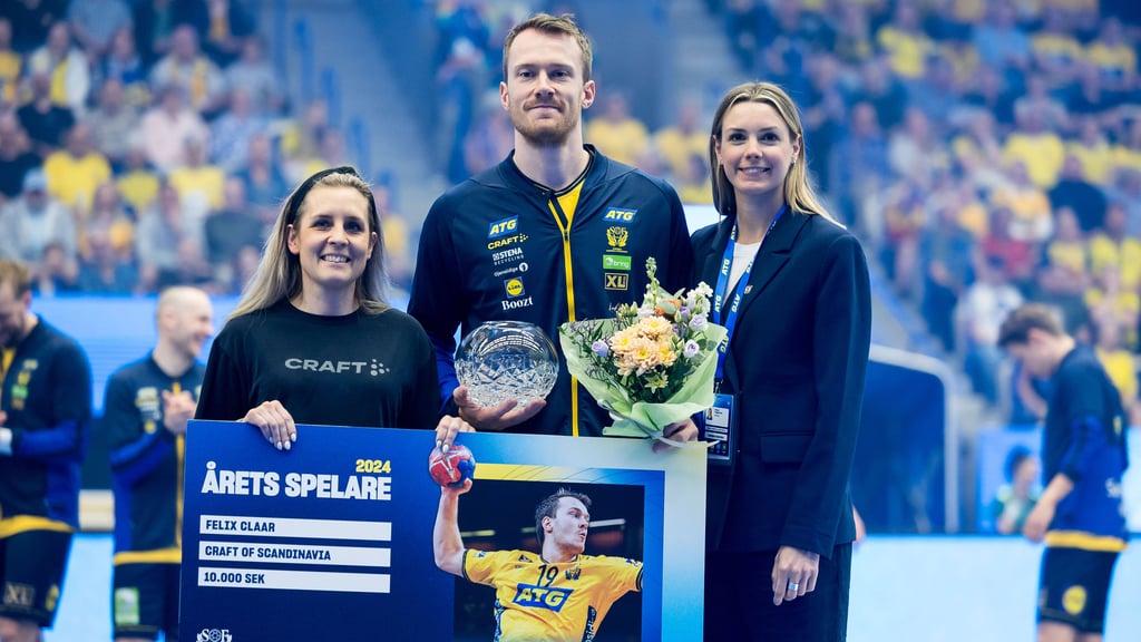 Felix Claar wurde vor dem Länderspiel gegen Deutschland erstmals als Schwedens Handballer des Jahres geehrt.