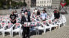 Angehöre von Geiseln und Teilnehmer der Veranstaltung stehen auf dem Beblplatz. Der Bebelplatz soll für einige Wochen symbolisch zum „Platz der Hamas-Geiseln“ werden. Es wurden auch 132 leere Stühle aufgestellt.