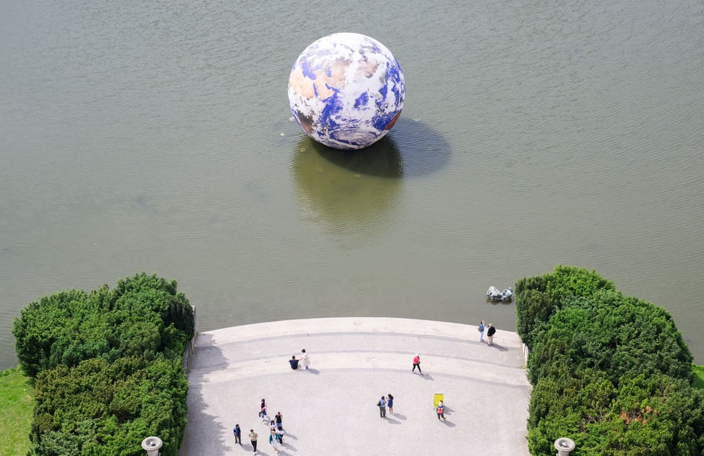 Das Kunstwerk „Floating Earth“ des Künstlers Luke Jerram schwimmt auf dem Maschteich.
