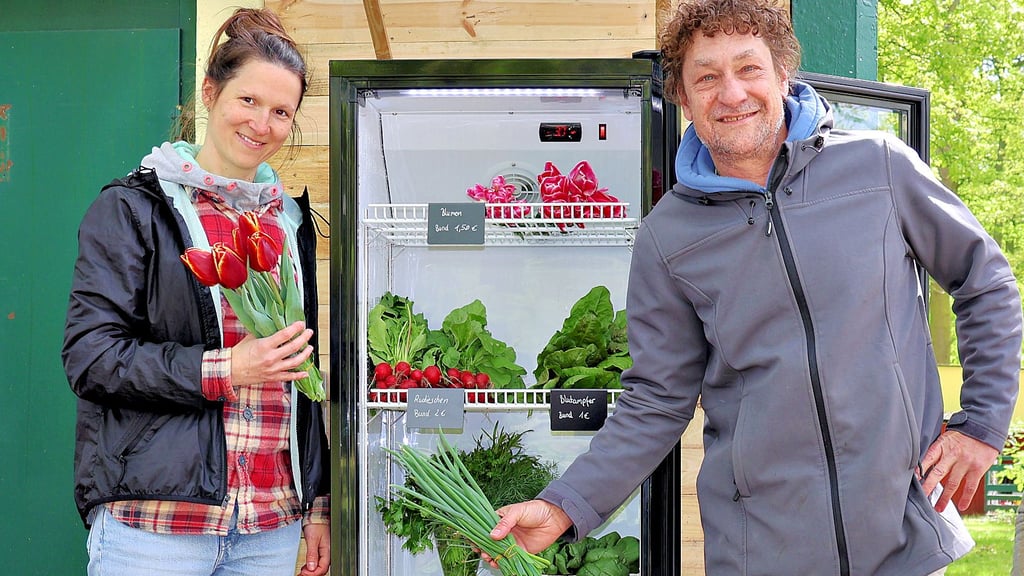 Der Kühlschrank in Kamern ist gut mit Biogemüse gefüllt. Ines und Olaf (von links) vom Campingplatz-Team zeigen, es gibt Schnittblumen, Lauch und noch mehr.