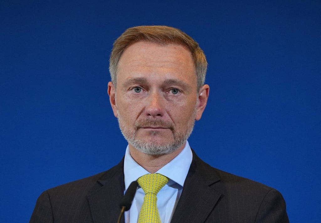 Christian Lindner (FDP), Bundesminister der Finanzen, wartet während der Pressekonferenz zum Ergebnis der Steuerschätzung auf Fragen.