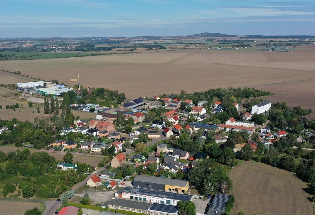 Das Dorf Tornau im Norden der Stadt aus der Vogelperspektive. Hier soll ein Neubaugebiet entstehen.