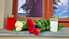 Auf dem Fensterbrett vor der Wohnung in der Paracelsusstraße haben  Menschen  Kerzen und Rosen für die verstorbene  Sophie abgelegt.