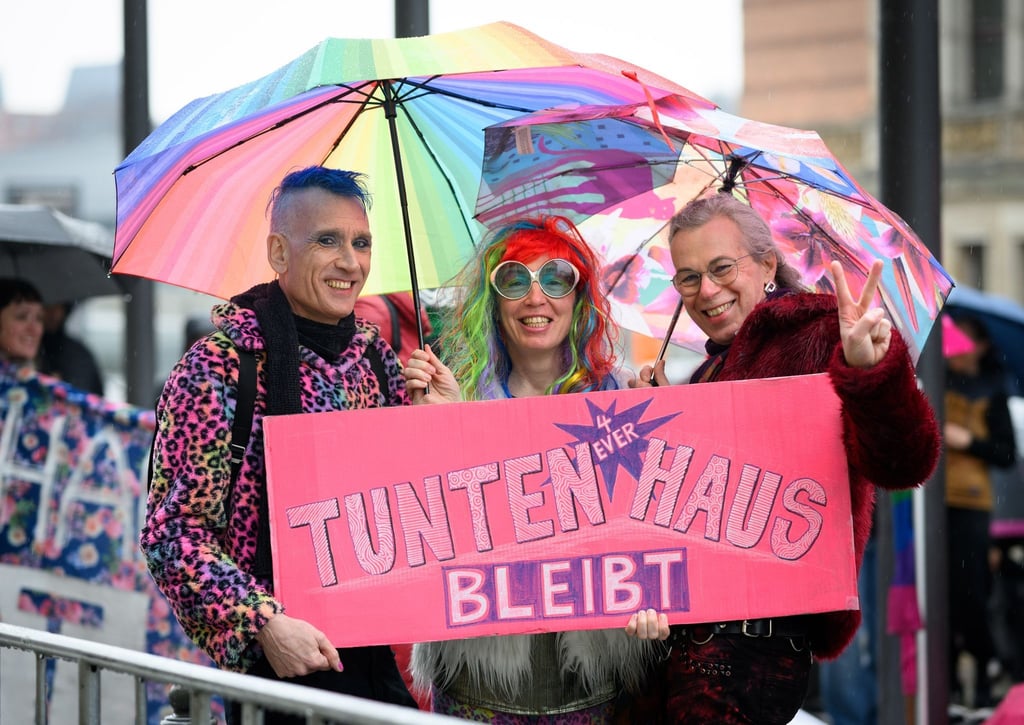 Aktivisten demonstrieren vor dem Berliner Abgeordnetenhaus.