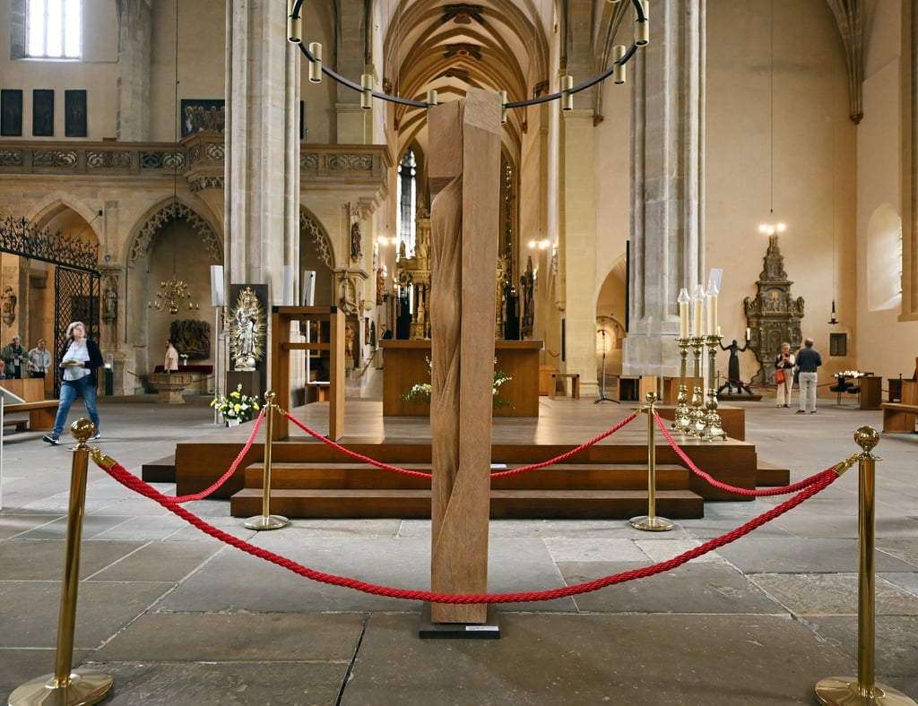 Eine Stele für die Zusammengehörigkeit von Juden und Christen steht im Erfurter Dom St. Marien.