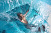 Jörg Recknagel lässt sich rücklings ins Wasser fallen. Er ist am Mittwoch der erste Badegast im Zeitzer Naether-Sommerbad.