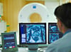 Ein Mitarbeiter  des Deutschen Krebsforschungszentrums  in Heidelberg betrachtet auf einem Monitor das Querschnittsbild einer Prostata.