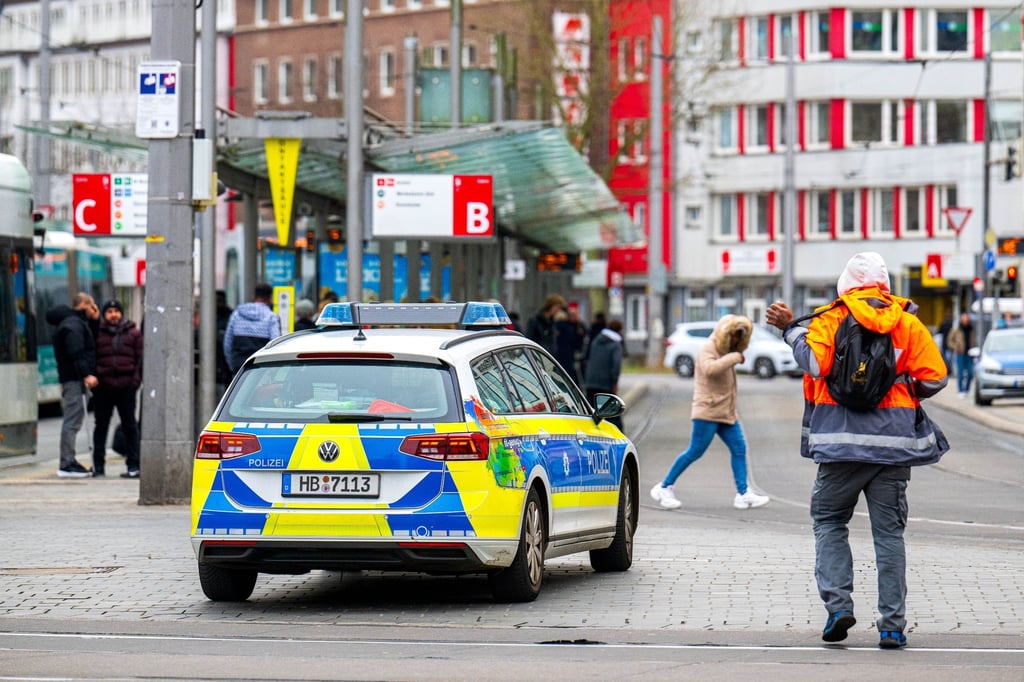 Ein Einsatzfahrzeug der Polizei steht vor dem Bremer Hauptbahnhof.