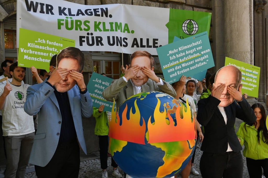 Vor dem Oberverwaltungsgericht Berlin-Brandenburg protestierten Aktivisten der Deutschen Umwelthilfe.