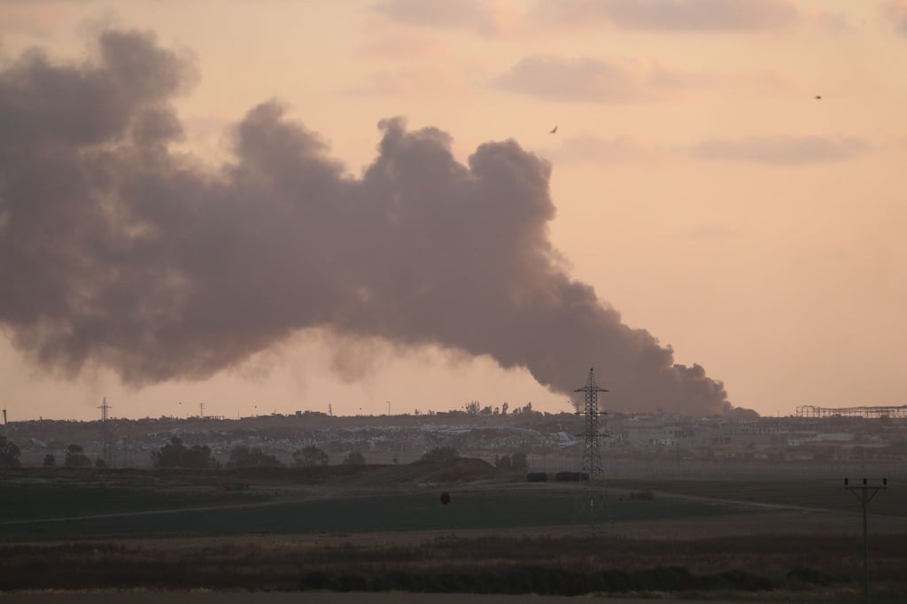 Rauch über dem Gazastreifen: Israel hat angekündigt, weitere Truppen nach Rafah zu entsenden.