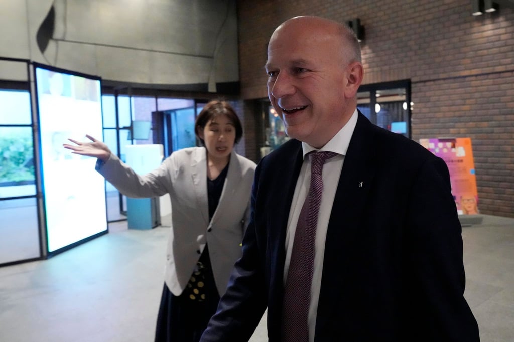 Kai Wegner (CDU, r), Bürgermeister von Berlin, bei einem Termin in Tokio.
