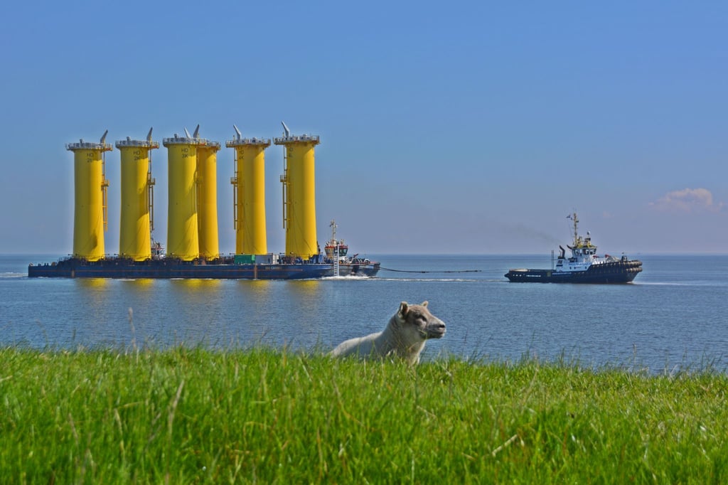Die sogenannten Transition Pieces für den Offshore-Windpark „He Dreiht“ werden bereits transportiert.
