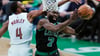 Boston Celtics-Guard Jaylen Brown (7) zieht in der ersten Hälfte von Spiel 5 der zweiten Runde der NBA-Basketball-Playoff-Serie an Cleveland Cavaliers-Forward Evan Mobley (4) vorbei zum Korb.