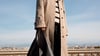 Elegante Kombination: Ein beiger Trenchcoat zur schwarzen Tasche und Hose. Hier ein Beispiel von & Other Stories (Mantel ca. 179 Euro, Pullover ca. 89 Euro, Hose ca. 79 Euro, Sonnenbrille ca. 29 Euro).