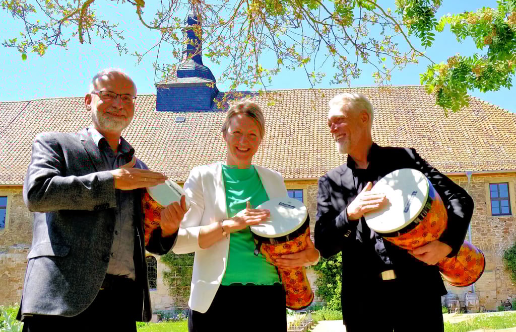 Gut getrommelt: Peter Grunwald, Direktor des Museums und der Landes-Musikakademie im Kloster Michaelstein, Jessica Schmidt, Verlagsmitarbeiterin der Volksstimme, und Volksstimme-Regionalverlagsleiter Thomas Helmuth (von links) freuen sich auf die Neuauflage des Michaelsteiner Klosterfestes.