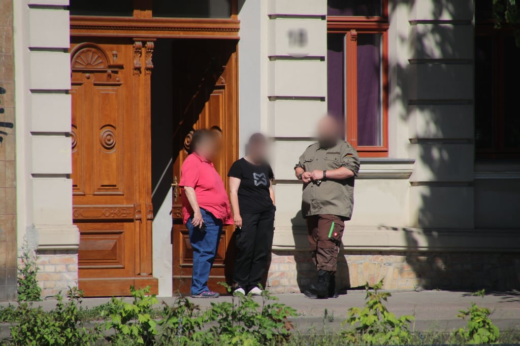 Da war der Familienvater (rechts) noch auf freiem Fuß. Auch gegen die Mutter und die Oma der toten Sophie wird ermittelt.