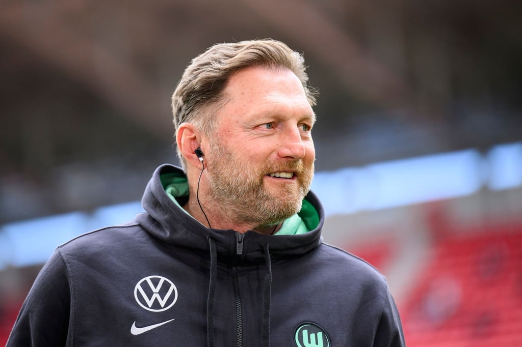 Wolfsburgs Trainer Ralph Hasenhüttl steht vor dem Spiel im Stadion.