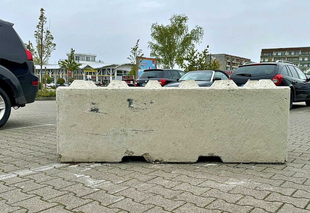 Diese großen Betonklötzer auf dem Parkplatz am Altmark-Center wurden offenbar schon mächtig angerempelt.