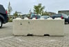 Diese großen Betonklötzer auf dem Parkplatz am Altmark-Center sorgen bei einigen Salzwedelern für Verwunderung.