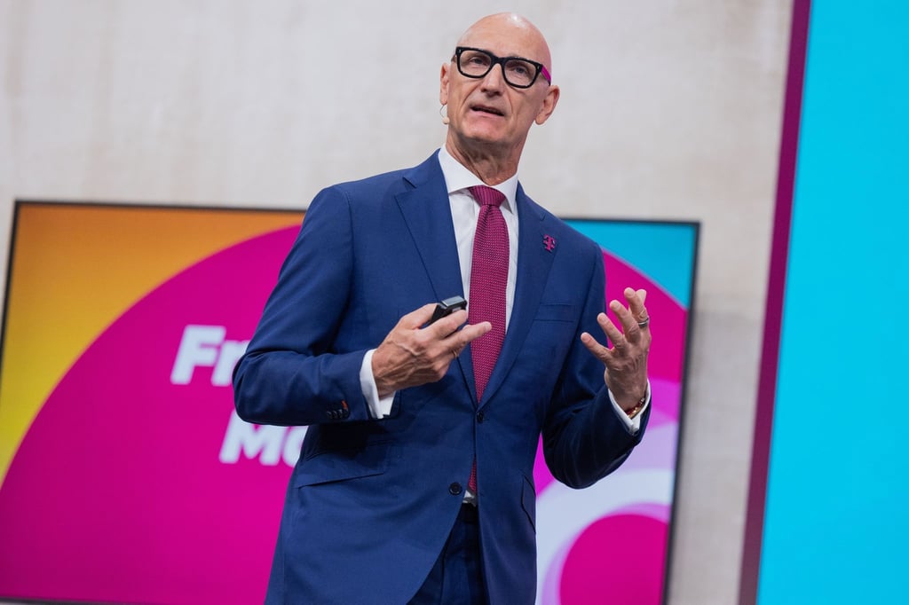 Timotheus Höttges von der Deutschen Telekom warnt: „Die Flächendeckungsauflagen gehen am Kundennutzen vorbei, sie sind nicht verhältnismäßig und vor allem sind sie auch praktisch kaum umsetzbar.“