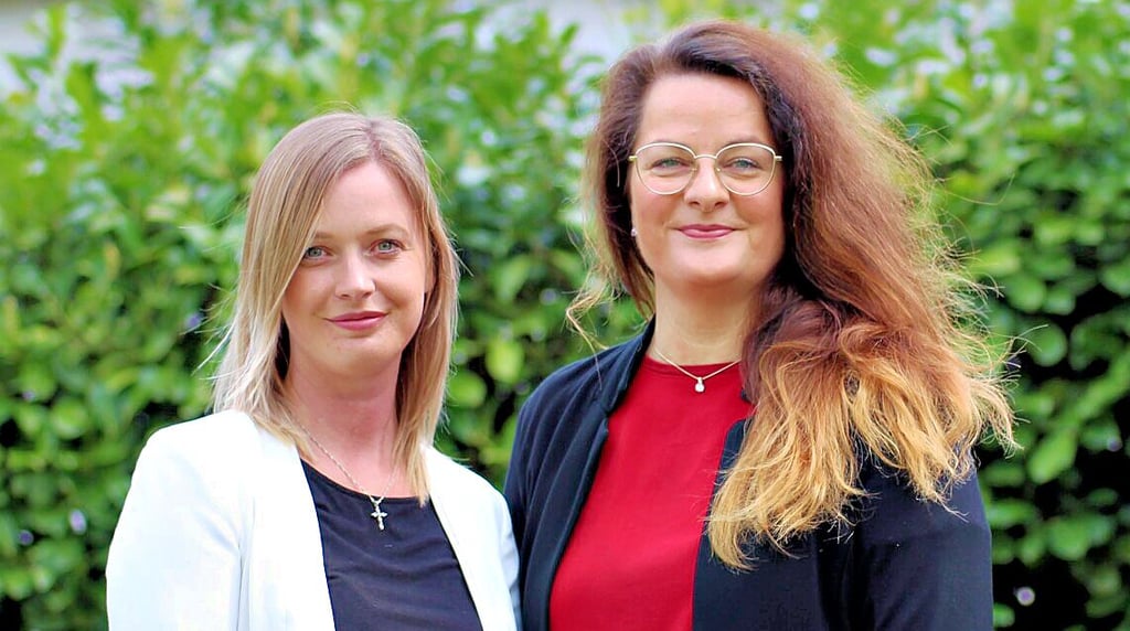 Nancy Busse (links) und Yvonne Kotschik von „DeAngelis“ in Magdeburg arbeiten täglich mit Demenz-Betroffenen und deren Angehörigen.