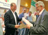 Möckerns stellvertretender Stadtbürgermeister Bernhard Ruth (re.) dankte allen Ortsbürgermeistern und Stadtratsmitgliedern für das geleistete Ehrenamt in den zurückliegenden fünf Jahren.