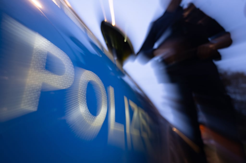 Symbolfoto - Ein Unbekannter hat einen anderen Mann mit einem waffenähnlichen Gegenstand bedroht und Geld sowie Lebensmittel gefordert.