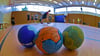 Harz gehört im Handballsport dazu. Doch so wie man den Bällen den Gebrauch ansieht, bleiben auch Spuren auf dem Hallenboden zurück.