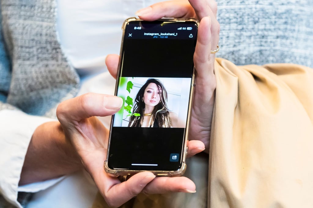Ricarda Louk zeigt ein Foto ihrer durch die Hamas entführten Tochter Shani Louk.
