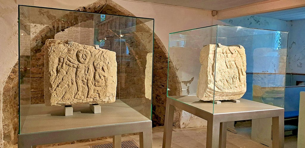 Die Bildsteine aus der Quenstedter Kirche sind nach der Sanierung zurück in der Kirche.