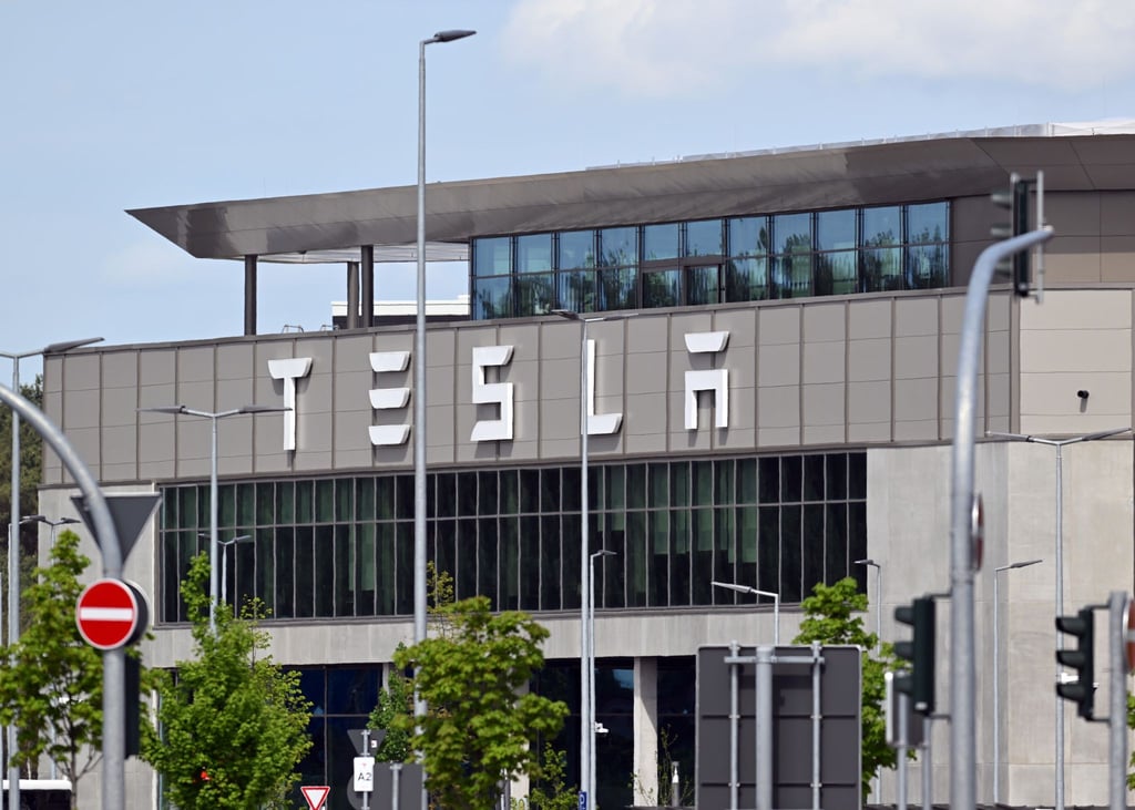 Die Gemeinde Grünheide hat den Weg für die umstrittene Erweiterung des Tesla-Fabrikgeländes freigemacht.
