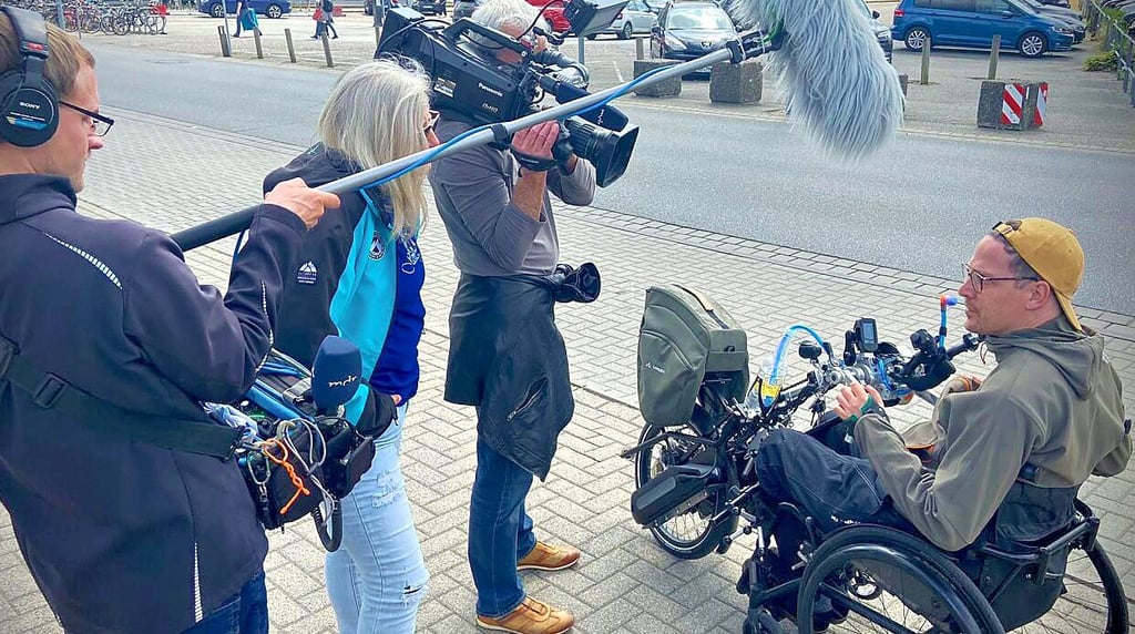 Von dem Bismarker Andreas Nickel und dem Start seiner Pilger-Tour in Wolfsburg berichtete auch ein Team des MDR-Fernsehens.
