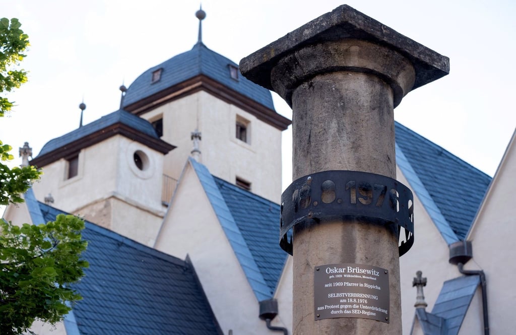 Des ehemaligen Rippichaer Pfarrers Oskar Brüsewitz wird regelmäßig am 18. August an der Stele vor der Zeitzer Michaeliskirche gedacht.