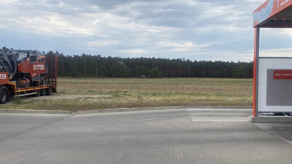 Etwa auf dieser Fläche hinter der Sprint-Tankstelle in der Rehainer Straße in Jessen soll das Sonnenkraftwerk entstehen.