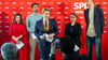 Mitglieder der SPD stehen bei einer Pressekonferenz zusammen.