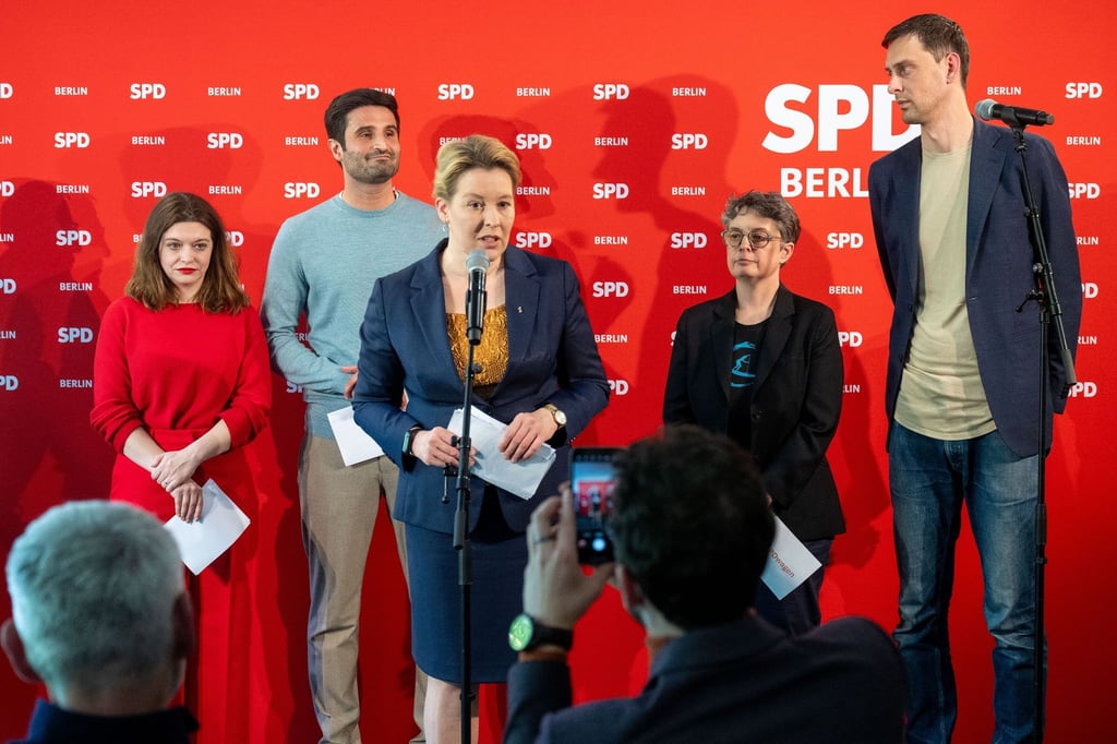 Mitglieder der SPD stehen bei einer Pressekonferenz zusammen.