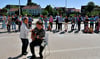 Gegen eine Zusammenlegung der beiden Kreismusikschulen haben Eltern, Lehrer und Schüler vor dem Landratsamt in Haldensleben demonstriert. 